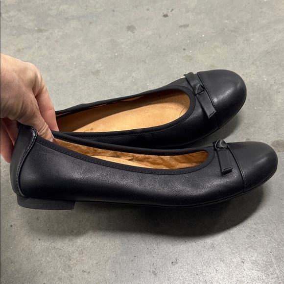 like new! Vionic Black Women's Loafers with Bow Detail, Size 8 - Picture 3 of 5